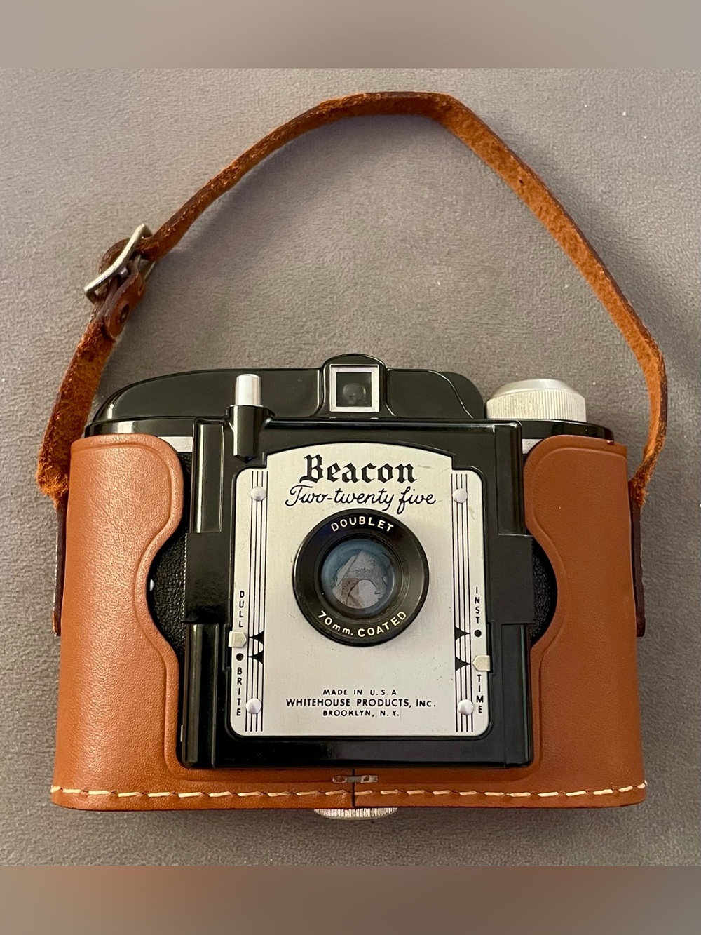 Beacon Two-Twenty Five Camera w/ Doublet 70mm Coated Lens Leather Case